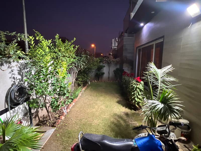 1 Kanal Luxury House Non Furnished Available For Sale in Bahria town Lahore 1