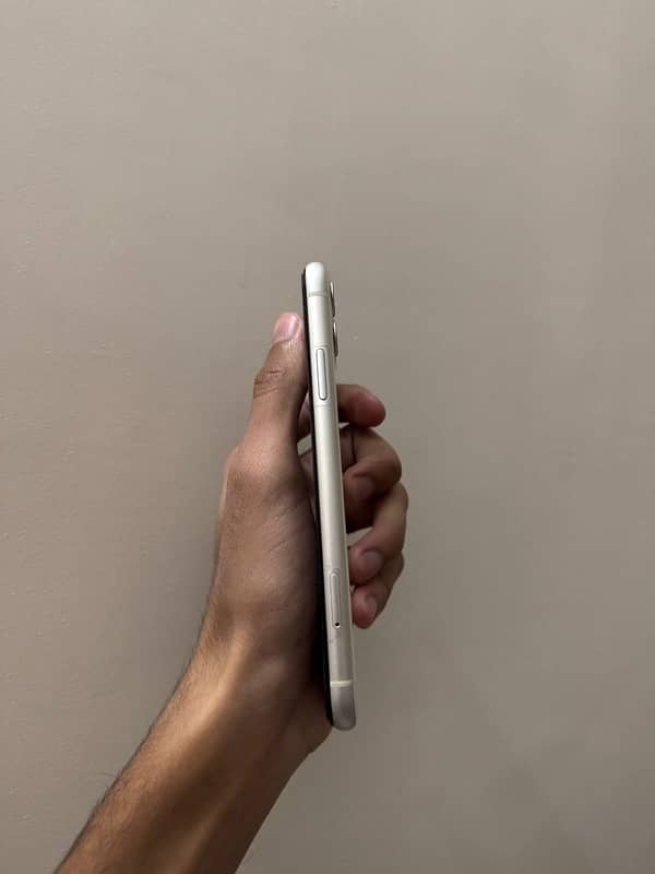 IPHONE 11 64 GB WHITE COLOR 1