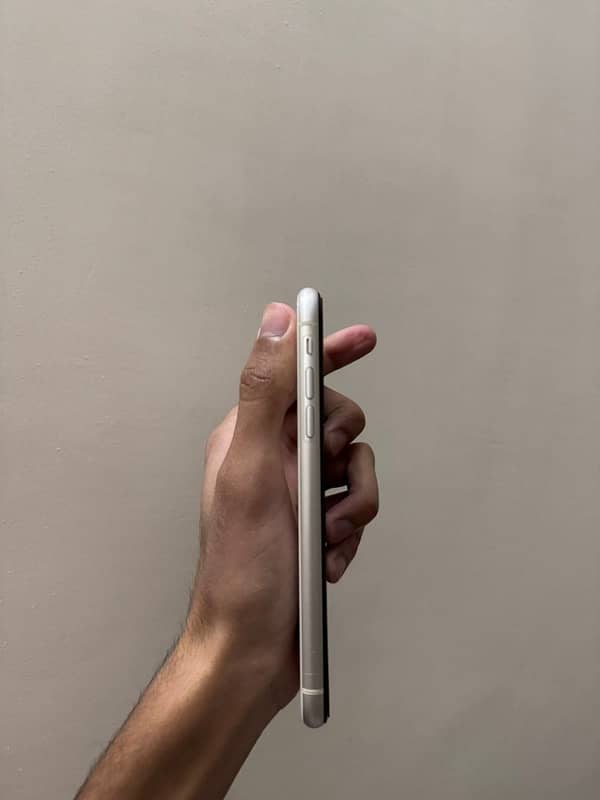 IPHONE 11 64 GB WHITE COLOR 3