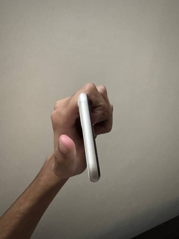 IPHONE 11 64 GB WHITE COLOR 5