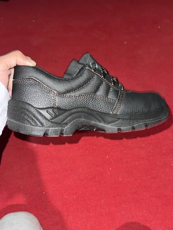 Safety Shoes for men Shock proof anti slip IMPORTED 43 size 4