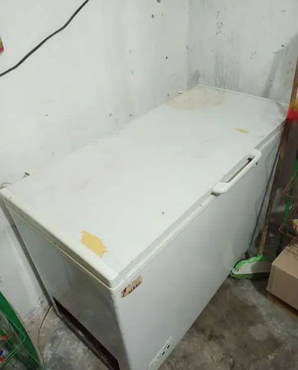 freezer for sale good condition  NO. 0348/5600/800 1