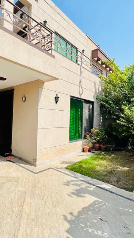 10 Marla Renovated Elegant Design 4 Bedroom House near to Park 0