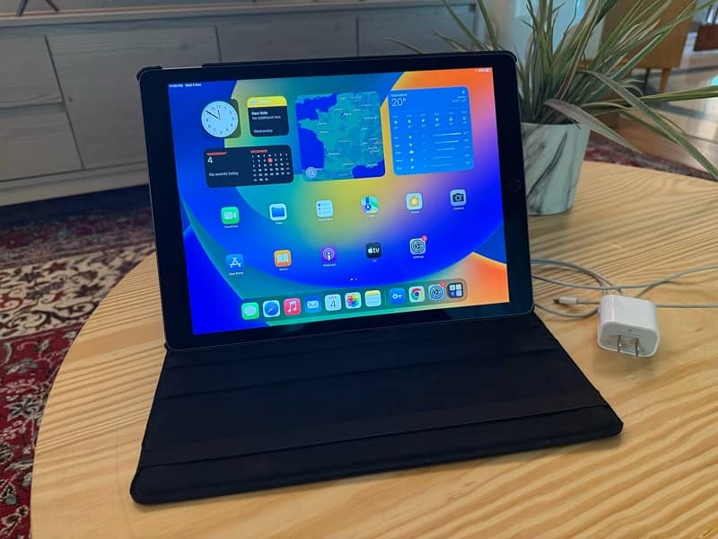 iPad Pro 12.9 inch in Neat & Clean Condition 2