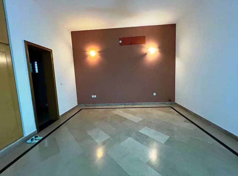 01 Kanal 3 Bed Rooms Beautiful Upper Portion Available For Rent in DHA Phase 1 Lahore Cantt 0