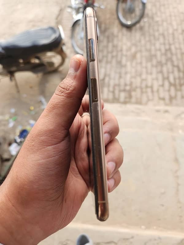 Iphone xs max 64GB PTA Approved 4