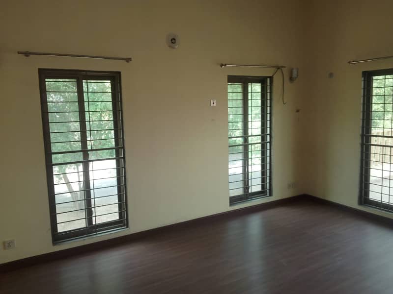 1 Kanal House Use Available For Sale 30