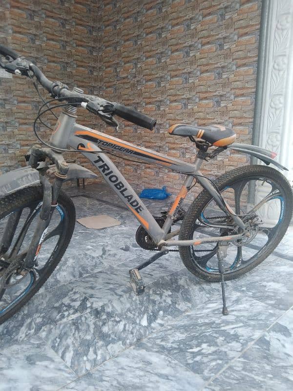 Gear bicycle with alloy wheels and disk brakes 0