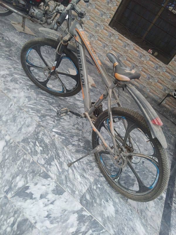 Gear bicycle with alloy wheels and disk brakes 3