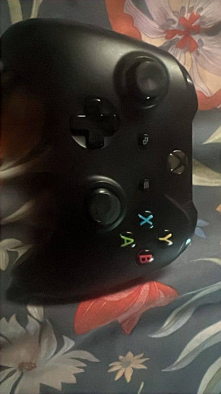 Xbox one 1 tb with 1 Controller 4