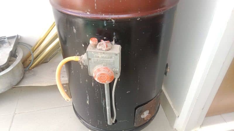 Geyser 30 Gallons for Sale in Good Condition 3