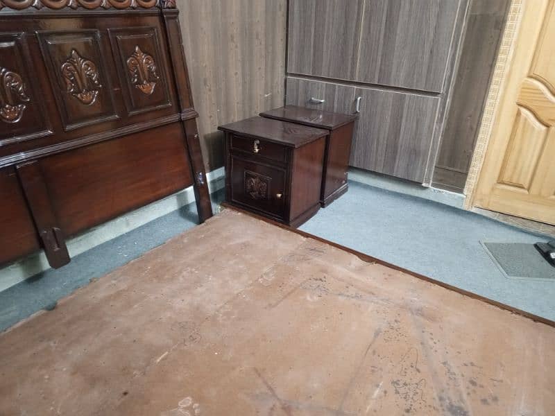 very good condition bed with side tables with dressing table 3