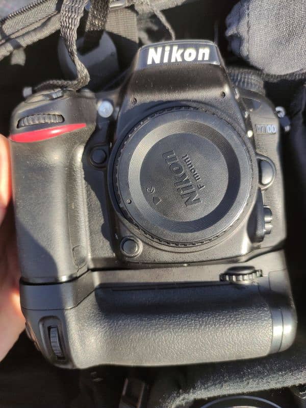 DSLR Nikon D7100 Fresh with flash light, battery grip and 18-55mm lens 2