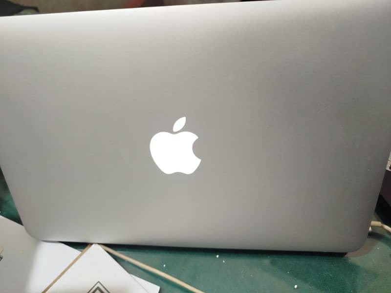 Apple MacBook Air Mid-2012 0