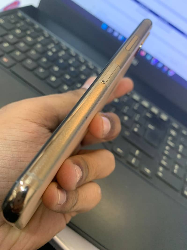 Apple iPhone XS 4