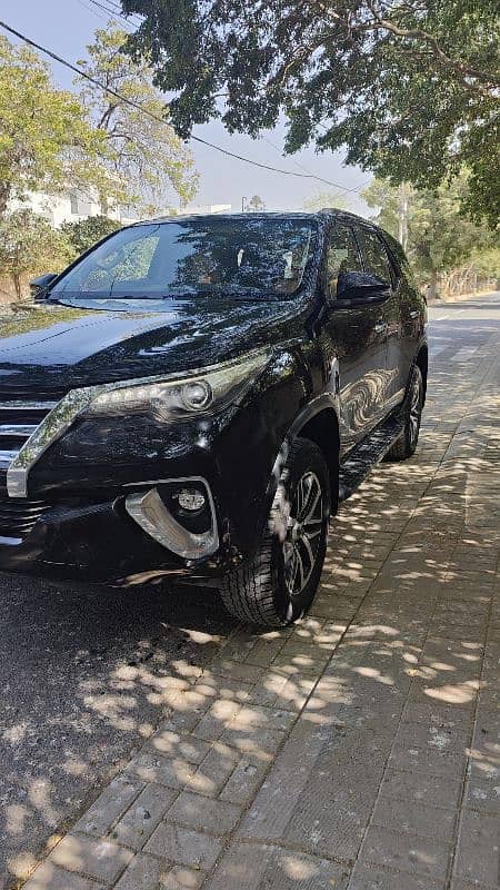 Toyota Fortuner V 2020 1