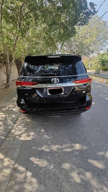 Toyota Fortuner V 2020 11