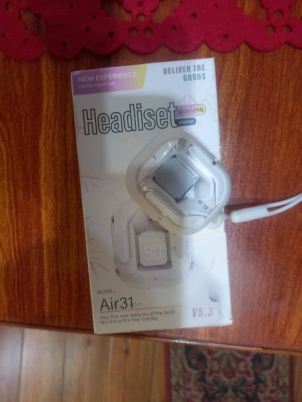 Air 31 earbuds with silicon case 2