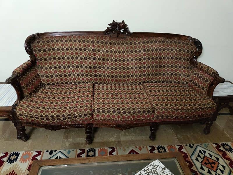 Karachi sa Beautiful sofa set and 1 table in good condition 1