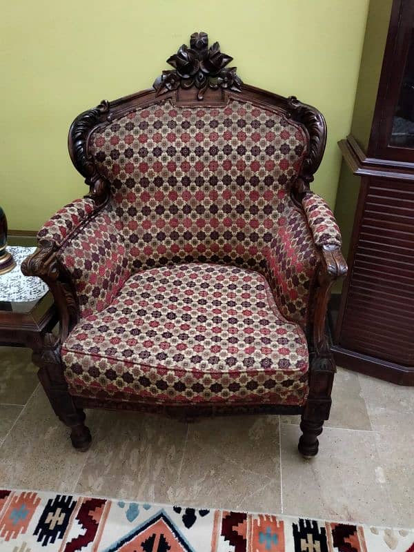 Karachi sa Beautiful sofa set and 1 table in good condition 2