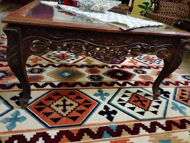 Karachi sa Beautiful sofa set and 1 table in good condition 3