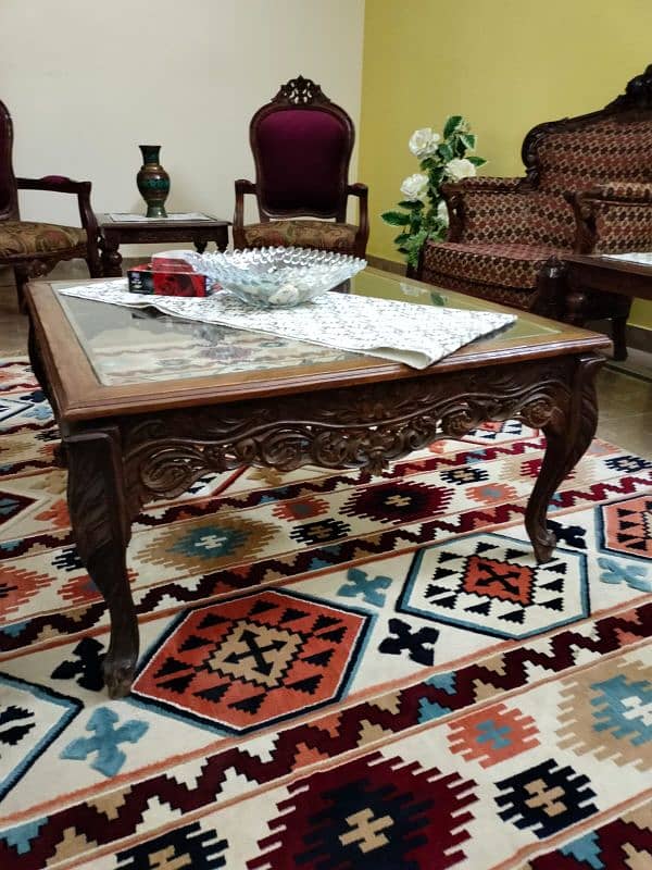 Karachi sa Beautiful sofa set and 1 table in good condition 4