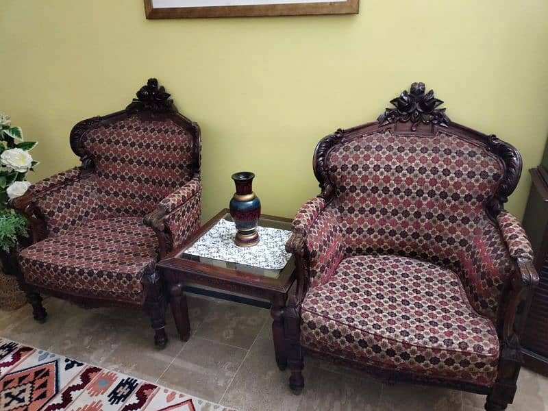 Karachi sa Beautiful sofa set and 1 table in good condition 5