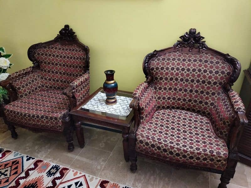 Karachi sa Beautiful sofa set and 1 table in good condition 6