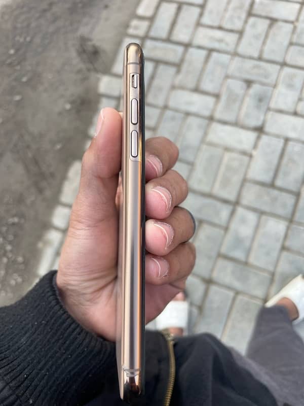 iPhone XS 4