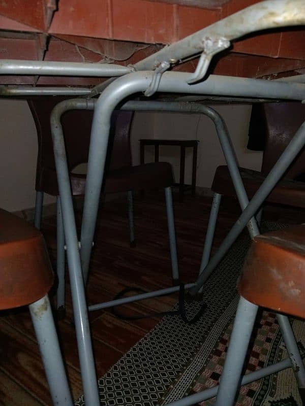 Table +4 chairs 0