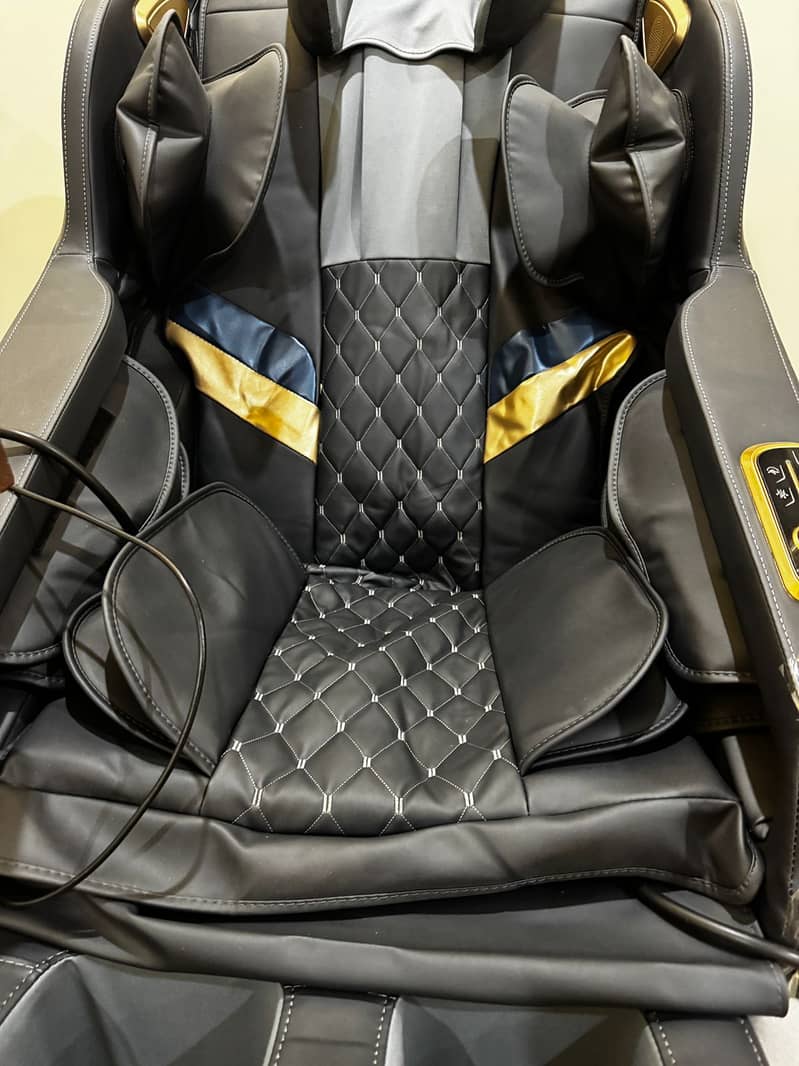 4D Full Body Massage Chair, Electric Airbags, and Extendable Footrest 12