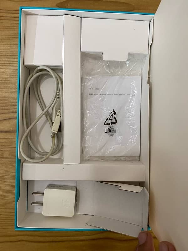 Huawei 10 inch tab with box and charger 9