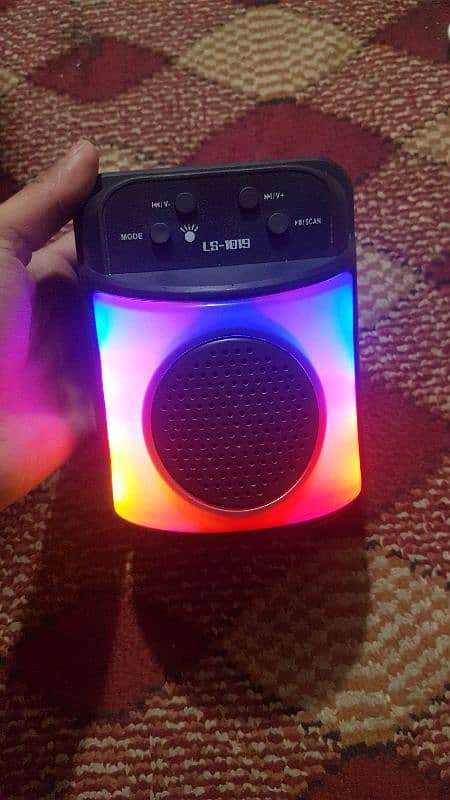 Bluetooth speaker Colourful light Big sound 2