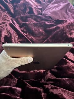 ipad 6th genration rose gold 32gb bypass 9/10 minor glass break