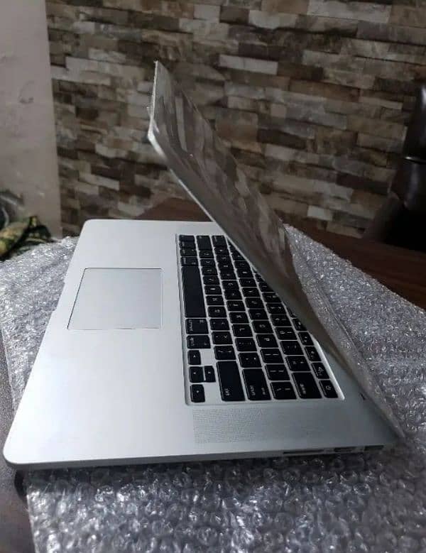 MacBook Pro 2015 15.4inch intel i7 16GB 1