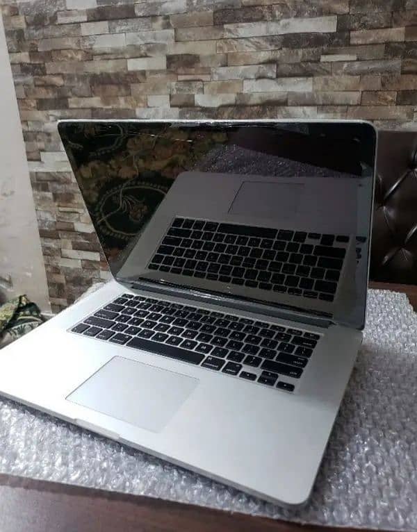 MacBook Pro 2015 15.4inch intel i7 16GB 2