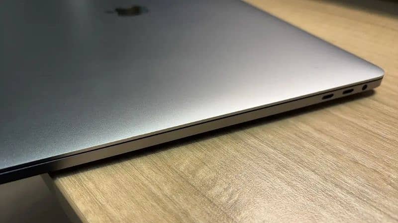 MacBook Pro 15-inch 16+1T 1