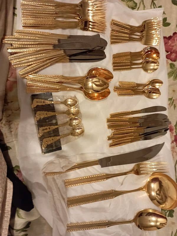 stainless steel gold plated cutlery set for up 12 person 0