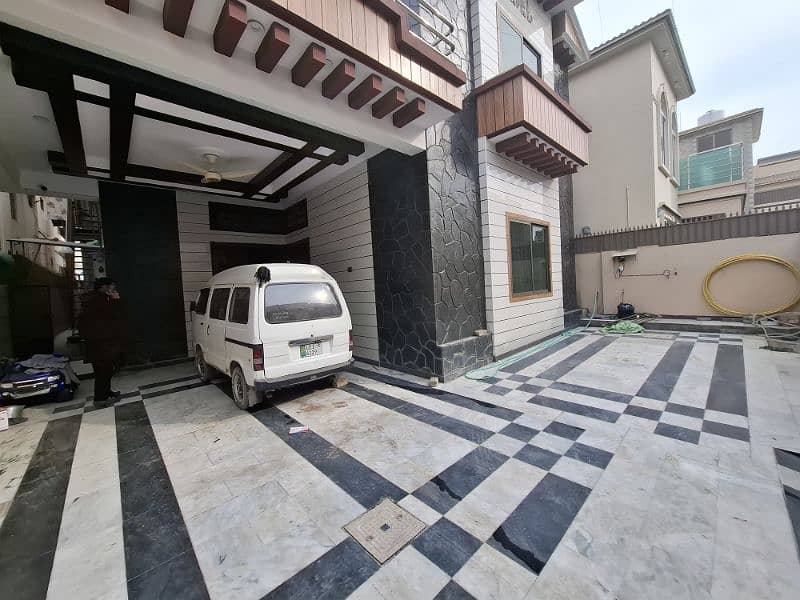 New house available for rent in habib ullah colony 4