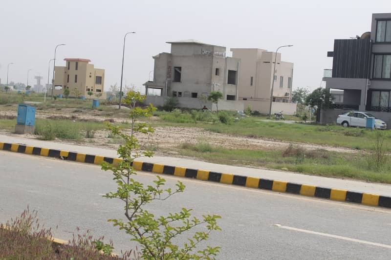 1 KANAL PLOT 80 FT ROAD CLOSE TO PLAY GROUND NEAR M 412 3