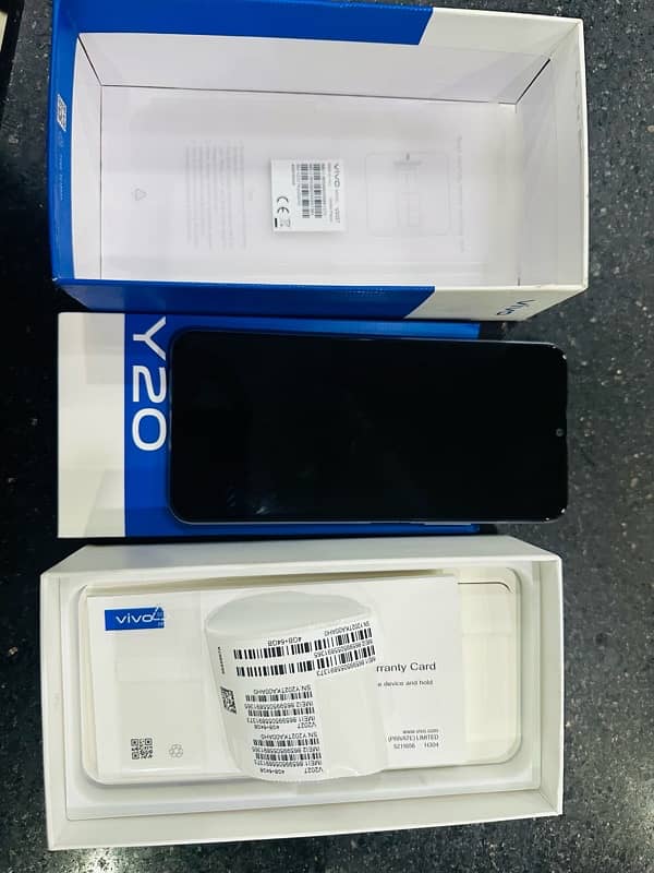 vivo y20 4/64 with box. 24000 0