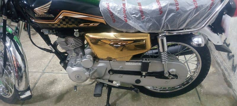 Honda CG125 black golden special edition 0