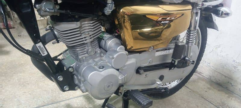 Honda CG125 black golden special edition 3