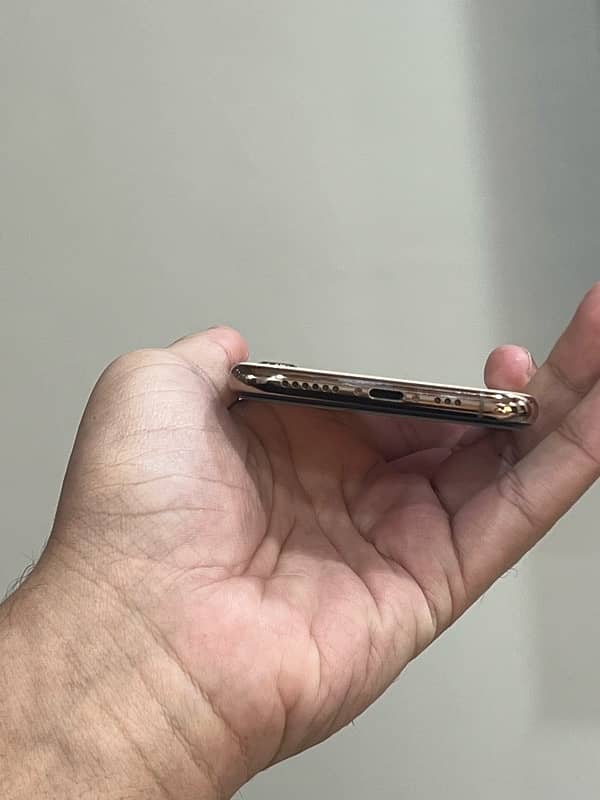 Iphone xs pta approved Gold colour 2