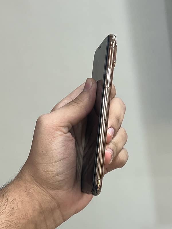 Iphone xs pta approved Gold colour 3