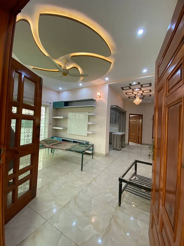 10 MARLA LIKE NEW UPPER PORTION AVAILEBAL FOR RENT IN BAHRIA TOWN LAHORE 3