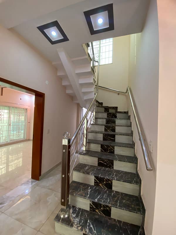 10 MARLA LIKE NEW UPPER PORTION AVAILEBAL FOR RENT IN BAHRIA TOWN LAHORE 8