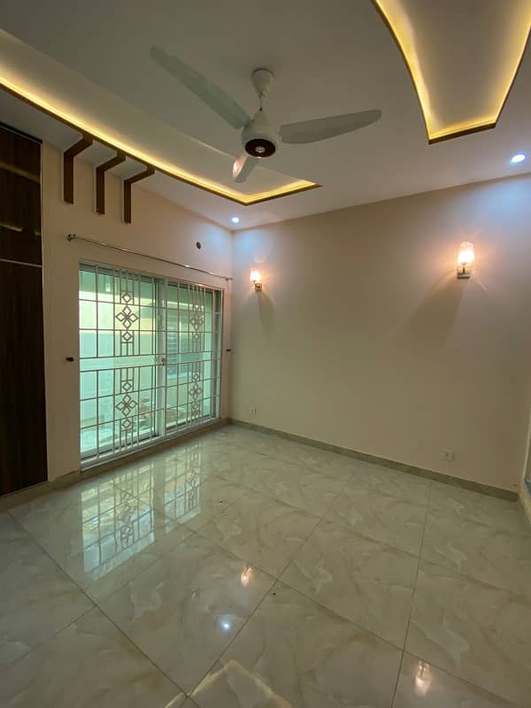 10 MARLA LIKE NEW UPPER PORTION AVAILEBAL FOR RENT IN BAHRIA TOWN LAHORE 11