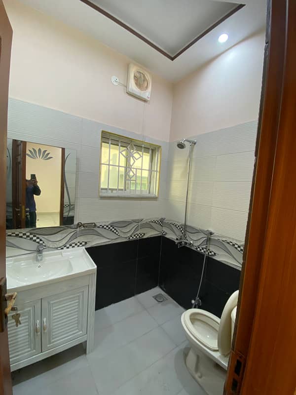 10 MARLA LIKE NEW UPPER PORTION AVAILEBAL FOR RENT IN BAHRIA TOWN LAHORE 13