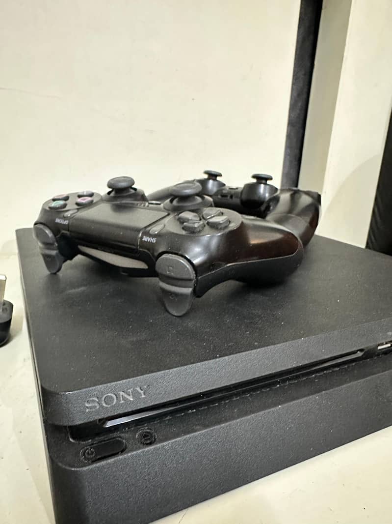 PS4 Slim 500GB 2 controllers rarely used 2